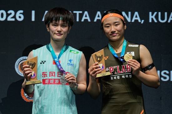 안세영(삼성생명·세계 1위)은 8일(한국시간) 영국 버밍엄의 유틸리타 아레나에서 열린 2026 BWF 월드투어 전영 오픈 여자단식 준결승에서 중국의 천위페이(세계 3위)를 게임스코어 2-1(20-22 21-9 21-12)로 꺾고 결승에 올라갔다. 안세영의 전영 오픈 결승전 상대는 중국의 왕즈이(세계 2위)다. 왕즈이가 안세영 상대로 10연패를 기록 중이기에 중국은 경기 전부터 패배를 예상 중이다. 중국 매체 넷이즈는 현재 안세영에게 10연패를 기록 중인 왕즈이가 안세영의 연승 행진을 끝낼 가능성이 희박해 보인다며 체념하는 듯한 반응을 보였다. 연합뉴스