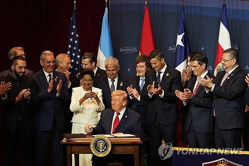 '미주 카르텔 대응 연합' 출범 포고문에 서명하는 트럼프  [AP=연합뉴스 자료사진]