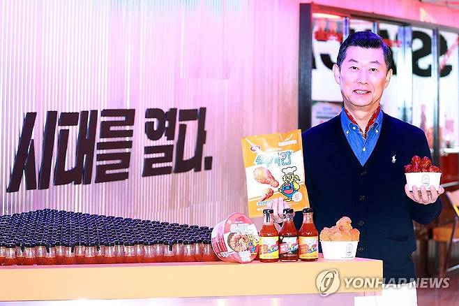 김홍국 하림그룹 회장 (서울=연합뉴스 자료사진) 진연수 기자 = 김홍국 하림그룹 회장이 2025년 5월 새롭게 론칭한 냉동치킨 브랜드 '맥시칸'의 신제품을 소개하고 있다. 2025.5.15 jin90@yna.co.kr