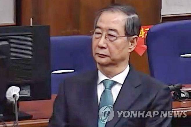 한덕수 '내란 중요임무 종사' 1심 징역 23년…법정구속 (서울=연합뉴스) 내란 중요임무 종사 혐의를 받는 한덕수 전 국무총리(왼쪽)가 21일 서울중앙지법에서 열린 1심 선고 공판에 출석해 있다. 2026.1.21 [서울중앙지법 제공. 재판매 및 DB 금지] photo@yna.co.kr