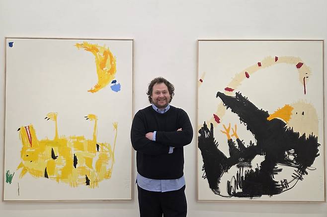 앤디 피셔 작가 (서울=연합뉴스) 박의래 기자 = 작가 앤디 피셔가 지난 4일 한남동 갤러리바톤에서 열린 개인전에서 기념 촬영을 하고 있다. 2026.3.8. laecorp@yna.co.kr