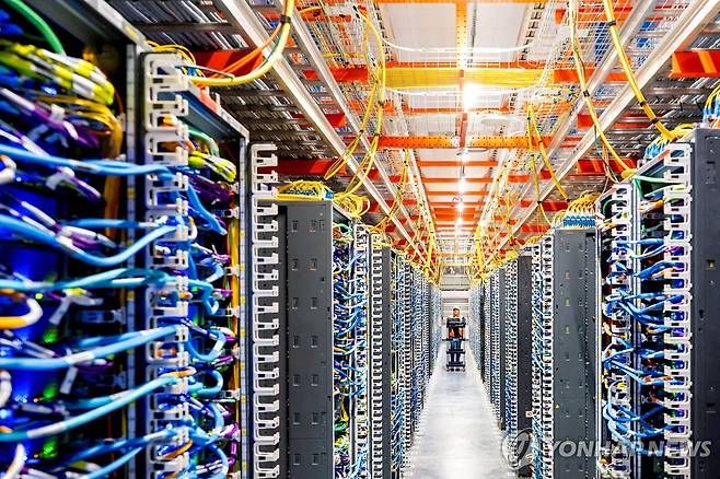 '전기 먹는 하마' AI 데이터센터 미국 인디내아주 뉴칼라일에 있는 아마존웹서비스(AWS)의 인공지능 데이터센터 [로이터=연합뉴스 자료사진. 재판매 및 DB 금지]