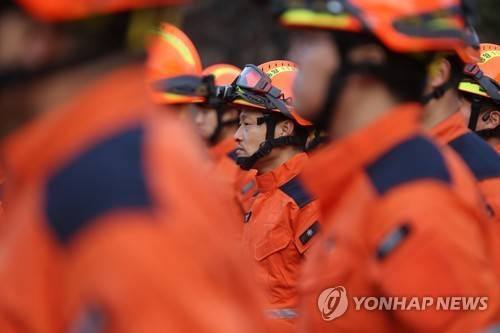 튀르키예로  (남양주=연합뉴스) 박동주 기자 = 7일 오후 경기도 남양주시 중앙119구조본부 수도권119특수구조대에서 튀르키예 지진 실종자 수색 등 대응을 위한 국제구조대원들이 출발에 앞서 생각에 잠겨 있다. 2023.2.7
    pdj6635@yna.co.kr
(끝)