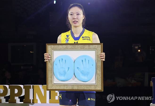 핸드프린팅 보여주는 양효진 (수원=연합뉴스) 홍기원 기자 = 여자 프로배구 현대건설 힐스테이트 양효진이 8일 경기도 수원실내체육관에서 열린 은퇴식에서 핸드프린팅을 보여주고 있다. 2026.3.8 xanadu@yna.co.kr