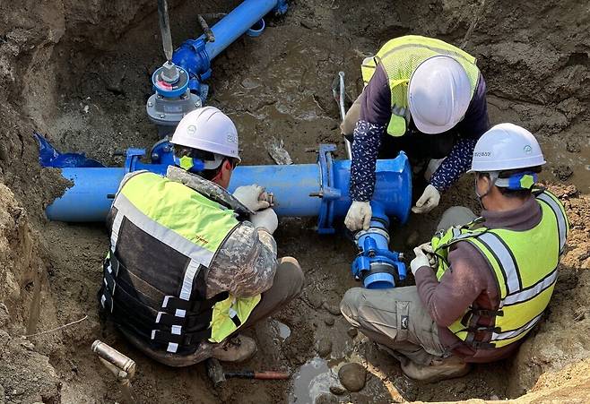 ▲ 한국수자원공사 관계자들이 여주시 노후 상도관 교체공사를 하고 있다. 여주시는 이번 공사를 통해 연간 14억원의 예산을 절감할 수 있게 됐다. /사진제공=한국수자원공사
