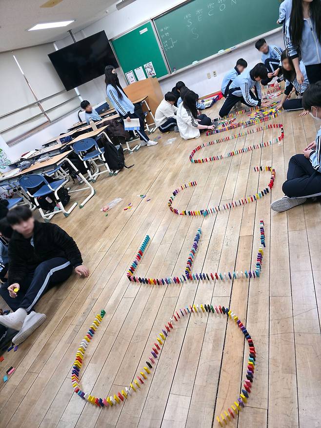 ▲ 능동중학교 학생들이 단어 만들기 도미노 대회를 진행하고 있다./사진제공=능동중학교