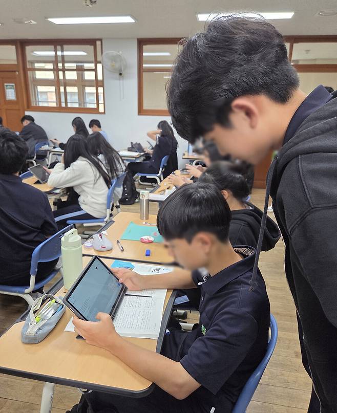 ▲ 능동중학교 학생들이 태블릿을 활용해 영어 수업을 받고 있다./사진제공=능동중학교