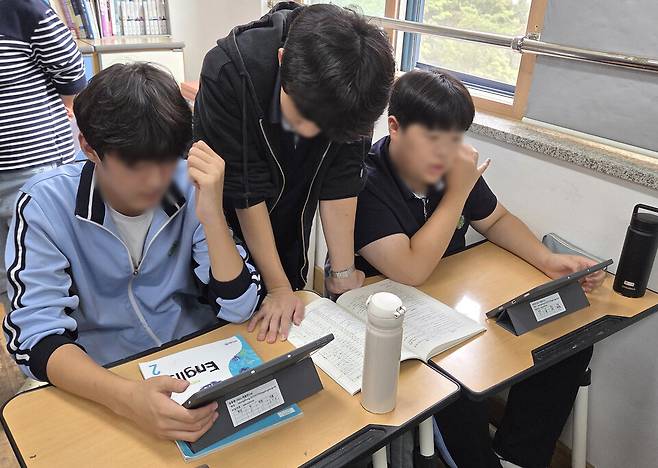 ▲ 능동중학교 학생들이 태블릿을 활용해 영어 수업을 받고 있다./사진제공=능동중학교