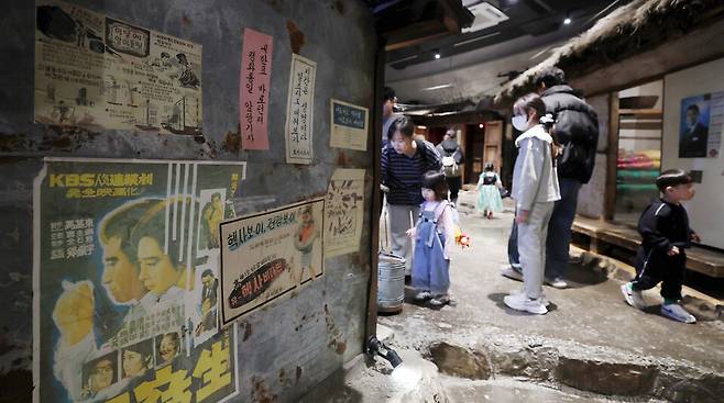 ▲ 지난 8일 인천 동구 수도국산달동네박물관을 찾은 관람객들이 내부를 살펴보고 있다. /이재민 기자 leejm@incheonilbo.com