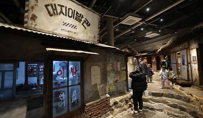 ▲ 지난 8일 인천 동구 수도국산달동네박물관을 찾은 관람객들이 내부를 살펴보고 있다. /이재민 기자 leejm@incheonilbo.com