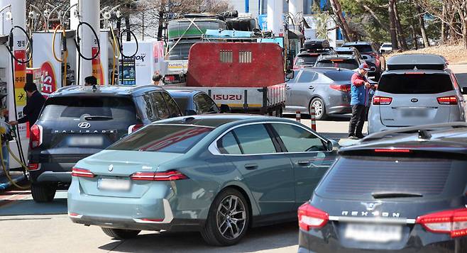 ▲ 지난 8일 경부고속도로 서울 방면 안성휴게소 주유소에서 시민들이 저렴한 기름을 넣기 위해 줄지어 기다리고 있다./전광현 기자 maggie@incheonilbo.com