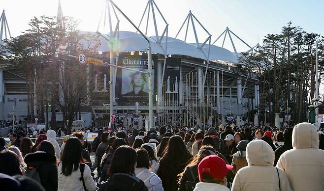 지드래곤 공연 관람을 위해 고양종합운동장을 찾은 관객들. [사진=고양시]