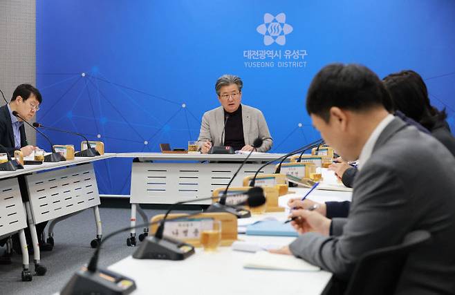 정용래 유성구청장이 9일 주간간부회의를 주재하고 있다. (사진= 대전 유성구)