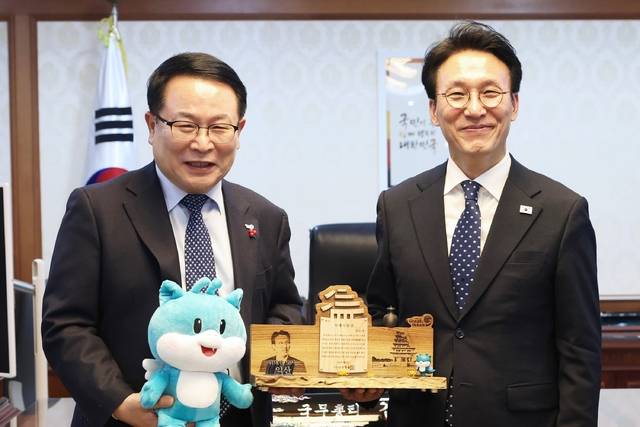 김민석 국무총리(오른쪽)가 지난달 2일 공식 석상에서 익산에 대한 각별한 애정과 신뢰를 보여 주면서 익산 명예시민증을 받았다. 전북일보 DB