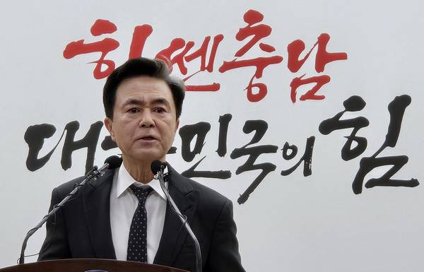 김태흠 충남지사가 4일 오전 충남도청에서 기자회견을 열고 행정통합과 관련한 자신의 의견을 밝히고 있다. /연합뉴스