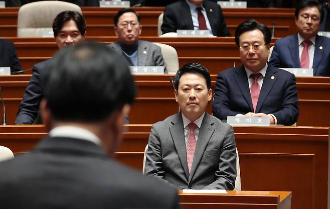 국민의힘 장동혁 대표가 9일 국회에서 열린 긴급 의원총회에서 송언석 원내대표의 발언을 듣고 있다. /연합뉴스