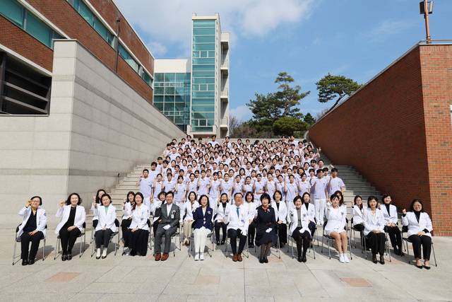 계명대학 간호학과 '나이팅게일 선서식' 참석자들이 간호대학 전갑규관 앞에서 선서식 후 기념 단체 사진을 촬영하고 있다. 계명대 동산병원 제공