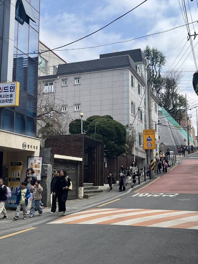 9일 대구 수성구 범어동의 한 초등학교에서 하교하는 자녀를 맞아 학부모들이 함께 길을 걸어가고 있다. 김도경 수습기자