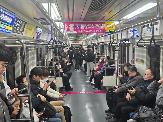 9일 출근시간대 대구도시철도 1호선 진천역에서 출발한 열차가 비교적 한산한 모습니다. 김현목 기자