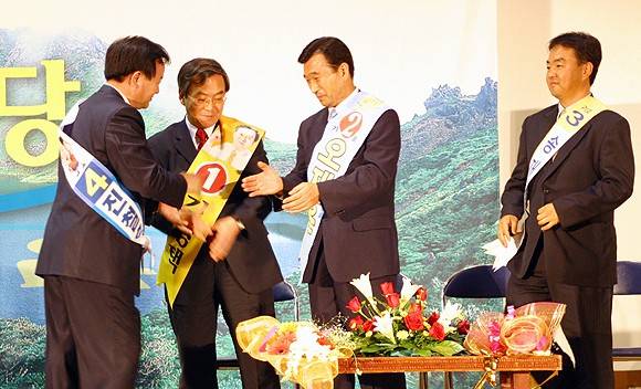 2004년 5월16일 제주시민회관에서 당시 열린우리당 제주도지사 후보자 선정을 위한 경선이 열리고 있다. 당시 투표는 선호투표제 결선 방식으로 진행됐다. 왼쪽부터 진철훈·김경택·오재윤·송재호 후보. [제주의소리 자료사진]