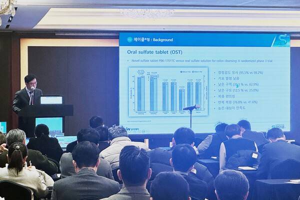 JW중외제약은 지난 8일 서울 소공동 소재 롯데호텔서울에서 열린 대한위대장내시경학회 제47회 춘계학술대회에서 대장정결제 '제이클' 심포지엄을 개최했다. 이번 심포지엄에서는 양산부산대학교병원 소화기내과 박수범 교수가 연자로 참여해 제이클의 임상 3상 결과와 대장내시경 검사 전처치에서의 활용 방안 등을 소개했다. [출처=JW중외제약]
