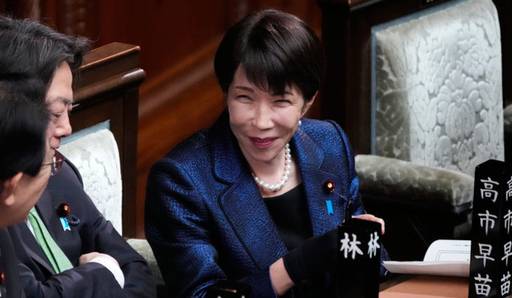 다카이치 사나에 일본 총리가 지난 2월 18일 일본 도쿄 국회 중의원 본회의에서 실시된 중의원 총리지명 선거에서 제105대 총리로 선임되자 미소짓고 있다./뉴시스