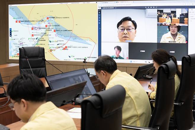 김성범 해양수산부 장관 직무대행이 1일 미국과 이스라엘의 對이란 군사작전에 따라 우리선박의 안전관리 상황 등을 점검하는 회의를 주재하고 있다. 사진 왼쪽에 보이는 지도가 호르무즈 해협.(사진제공=해양수산부)