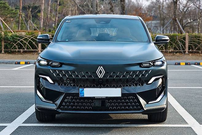 르노 '필랑트&nbsp;하이브리드 E-Tech' 아이코닉(새틴 포레스트 블랙 컬러) 트림의 전면./곽호준 기자&nbsp;