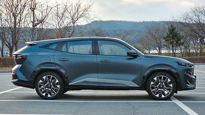 르노 '필랑트&nbsp;하이브리드 E-Tech' 아이코닉 트림의 측면./곽호준 기자&nbsp;