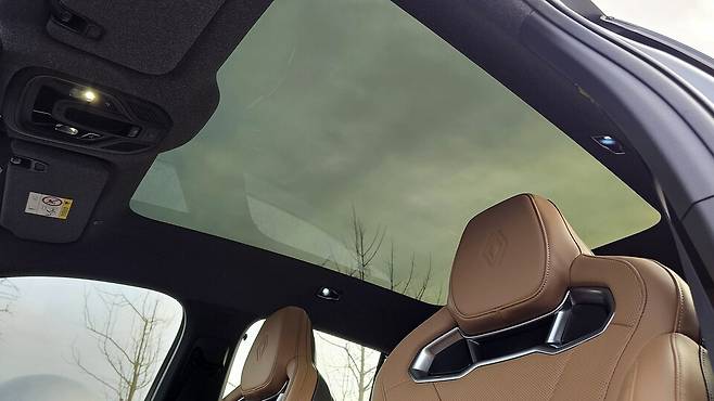 르노 '필랑트&nbsp;하이브리드 E-Tech'의&nbsp;파노라믹 글래스 루프./곽호준 기자