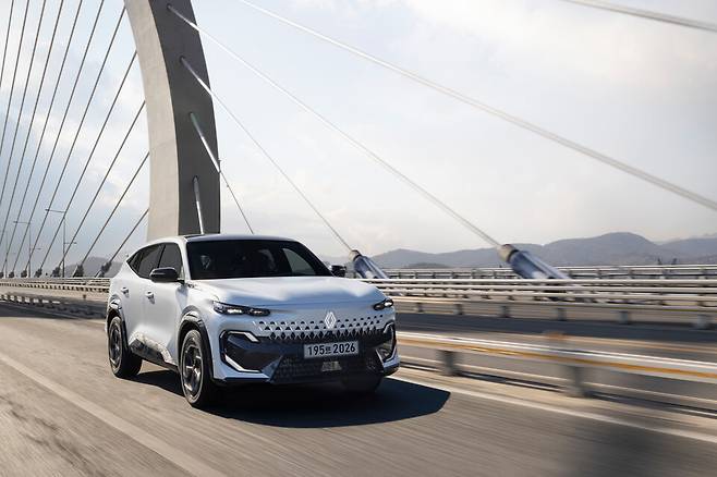 르노 '필랑트 하이브리드 E-Tech' 알핀 에스프리의 주행 모습./르노코리아