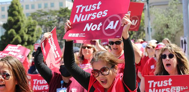 ▲ 미국 간호사연합(National Nurses United) 조합원들이 "진짜 간호사는 AI가 아니다"는 손팻말을 들고 시위를 하고 있다. NNU는 지난해 'AI 정의' 원칙을 발표했다.