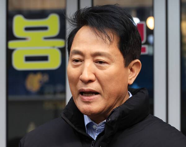 오세훈 서울시장이 9일 전월세 청년 주거난 관련 현장 점검을 위해 서울 동대문구 휘경동 1인 가구 밀집 지역을 방문해 대학생, 취업준비생, 공인중개사 등과 주변을 돌아보고 취재진의 질문에 답하고 있다. 2026.3.9. 연합뉴스