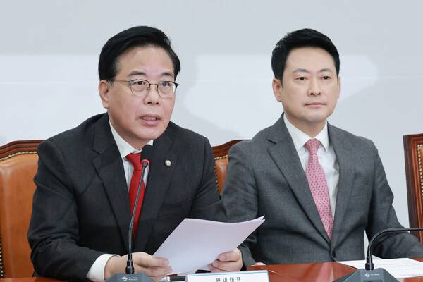 국민의힘 송언석 원내대표가 9일 국회에서 열린 최고위원회의에 참석해 발언하고 있다. 오른쪽은 장동혁 대표. 2026.3.9. 연합뉴스