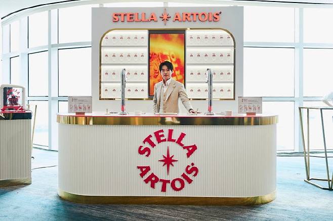 미쉐린 가이드 서울&부산 2026 발간 행사 스텔라 아르투아 브랜드 부스와 조영준 글로벌 드래프트 마스터.(사진=오비맥주)