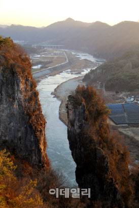 단종이 청렴포로 향하는 길에 신선처럼 보여 ‘신선암’으로 불렸다는 ‘선돌’(사진=이데일리 강경록 여행전문기자)