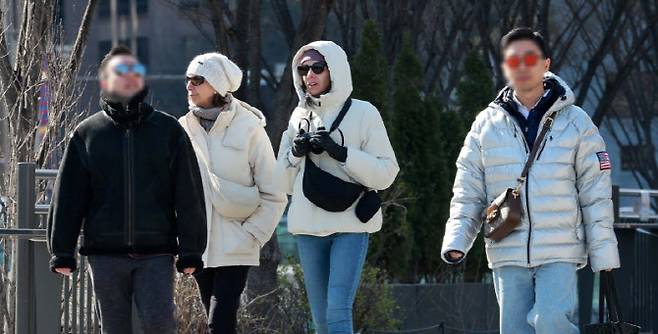찬 바람이 불면서 꽃샘추위가 계속되는 지난 30일 오전 서울 종로구 광화문광장에서 외국인들이 지나가고 있다. (사진=뉴시스)