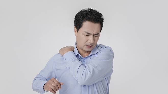 석회성건염은 석회 자체를 제거하거나 흡수를 유도하는 치료를 통해 재발을 방지해야 한다 | 출처: 클립아트코리아