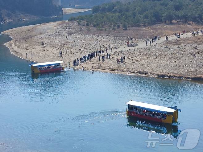 8일 오후 강원 영월군 청령포에 여행객들이 몰려들고 있다. 조선 6대 임금 단종을 다룬 영화 '왕과 사는 남자'(왕사남)의 누적 관객 수가 1000만 명을 넘어선 가운데, 단종 유배지였던 청령포에 영화 관람객을 비롯한 관광객들이 배를 타며 여행을 즐기고 있다. 2026.3.8 ⓒ 뉴스1 신관호 기자