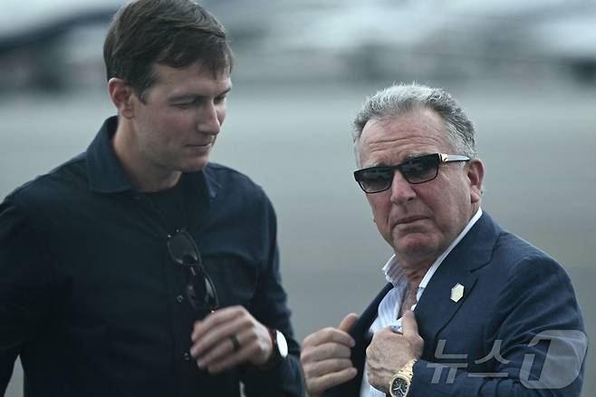 도널드 트럼프 미국 대통령의 사위 재러드 쿠슈너(왼쪽)와 스티브 위트코프 중동 특사. 2025.07.13 ⓒ AFP=뉴스1