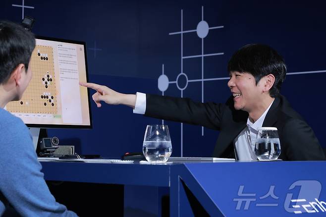 이세돌 9단이 9일 오후 서울 종로구 포시즌스호텔에서 AI 스타트업 인핸스가 주최한 '에이전틱 AI 상용화 글로벌 캠페인'에 참석해 인핸스의 AI 에이전트와 실시간 협업하여 만든 바둑 프로그램을 시연하고 있다. (공동취재) 2026.3.9 ⓒ 뉴스1 박정호 기자