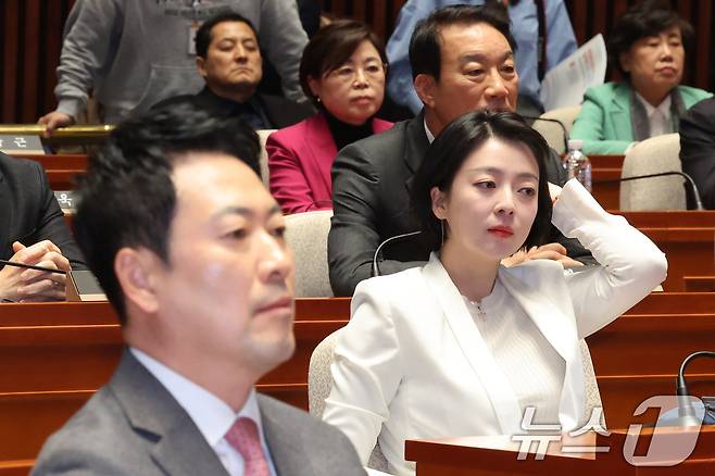 배현진 국민의힘 의원이 9일 서울 여의도 국회에서 열린 긴급 의원총회에서 생각에 잠겨 있다. 왼쪽은 장동혁 대표. 2026.3.9 ⓒ 뉴스1 신웅수 기자
