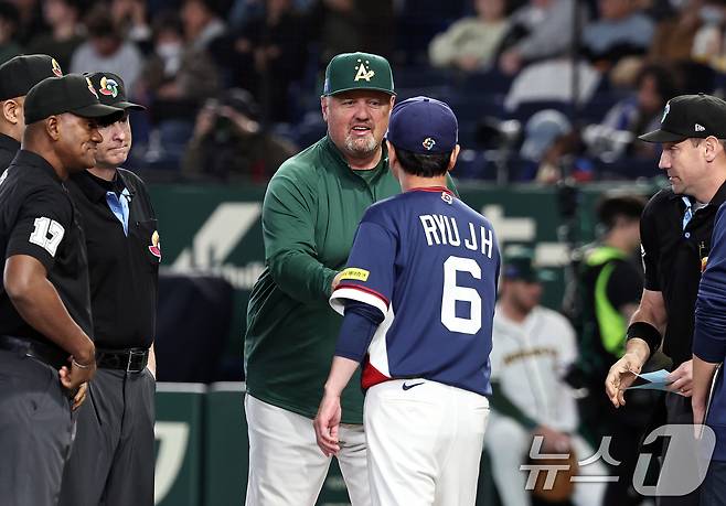 9일 일본 도쿄돔에서 열린 2026 월드베이스볼클래식 조별리그 C조 대한민국과 호주의 경기. 류지현 대한민국 감독과 데이브 닐슨 호주 감독이 악수하고 있다. 2026.3.9 ⓒ 뉴스1 구윤성 기자