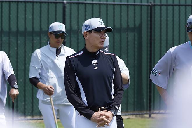 이강철 감독이 선수단에게 메시지를 전달하고 있다. 사진 | KT 위즈