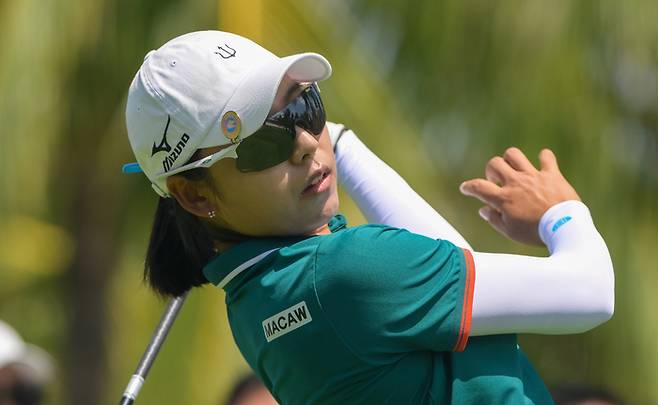 이미향이 8일 중국 하이난성 젠레이크 블루베이 골프코스에서 열린 LPGA투어 블루베이 LPGA 최종라운드에서 어깨 통증 탓에 끝까지 스윙을 못하고 있다. 사진 | 신화통신 연합뉴스