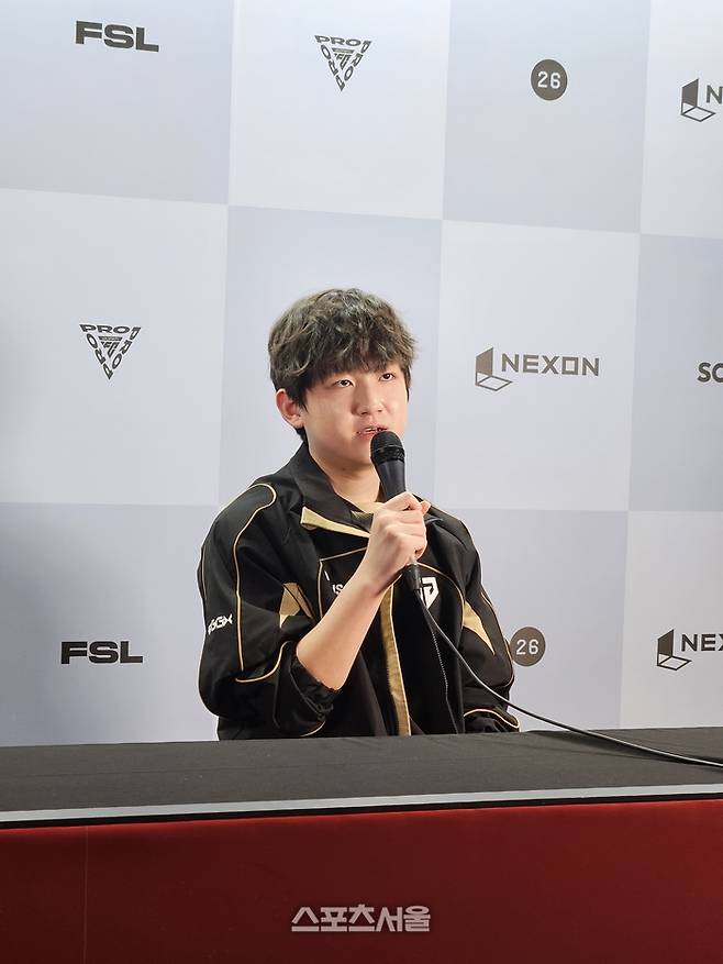 ‘원더08’ 고원재가 9일 서울 잠실DN콜로세움에서 열린 2026 FSL 스프링 파이널 스테이지 승자전 ‘네이비’ 김유민을 꺾은 후 취재진 인터뷰에 응하고 있다. 잠실 | 강윤식 기자 skywalker@sportsseoul.com