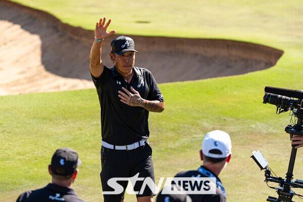 앤서니 김(미국)이 LIV 골프 애들레이드 최종 라운드에서 우승을 차지한 뒤 팬들에게 손을 흔들고 있다. /사진=뉴시스(AP)