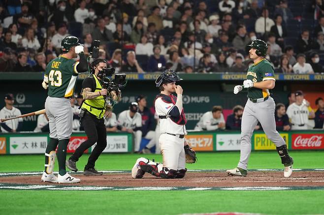 Australia's catcher Alex Hall, right, scores after hitting a solo home run against Czech Republic in the ninth inning of a World Baseball Classic game in Tokyo, Friday, March 6, 2026. AP연합뉴스