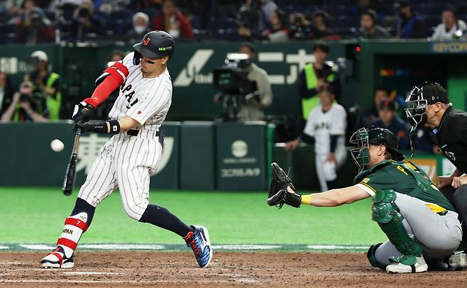 8일 호주전 8회 대타로 나선 사토가 1타점 적시 2루타를 터트리고 있다. 로이터연합뉴스