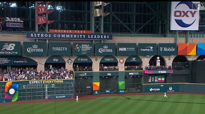 영국 리드오프 네이트 이튼이 1회초 좌중간으로 친 큼지막한 타구가 펜스를 넘어가고 있다. 사진=MLB.TV 캡처